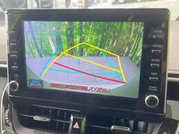 【バックカメラ】駐車時に後方がリアルタイム映像で確認できます。大型商業施設や立体駐車場での駐車時や、夜間のバック時に大活躍！運転スキルに関わらず、今や必須となった装備のひとつです！