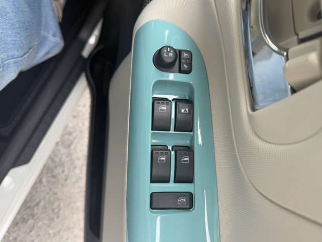 【パワーウインドウ】当然パワーウインドウ付いております。窓の開閉はボタン一つで楽々！必須装備ですね♪