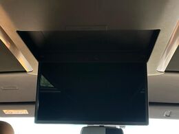 【14型有機ELフリップダウン】三列目からでも迫力のエンタメが観れる大画面フリップダウン。有機ELのモニターでは、一般的なフリップダウンよりも高コントラストでキレイな映像を楽しめます。