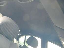 ルーフ天張はグレーから黒に張り替えてあります。A/B/Cピラー部分、アシストグリップなどは張り替えと塗り替え、そしてバイザーはMスポのものに入れ替えてあります。