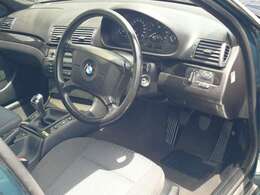 ダッシュボード中央部分にNAVIが張り付いていたので取り外してあります。ETCはハンドル右小物入れの中に取付してあります。