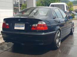 深いグリーンの色合いは2000年までの厚いテールレンズの赤が似合います。6気筒なのでマフラーはデュアル。ホイールはBORBET19インチを装着してありますが仕様変更するかもしれません。