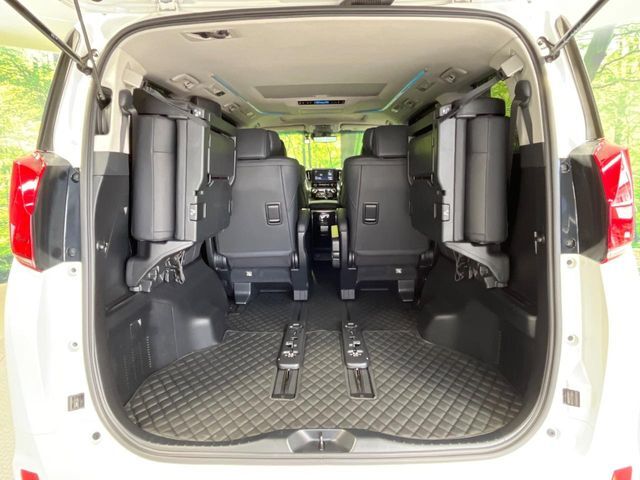 後席を格納すると、これだけの広さが！シーンに合わせたシートアレンジで、大きな荷物も積むことが出来ます♪