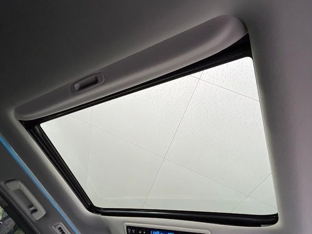 【大型サンルーフ】車内の解放感が一気に上がる大型のパノラマルーフ！季節を問わず開放的で快適なドライブをお楽しみいただけます。流通量も少なく希少価値の高い人気の装備です♪