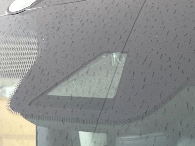 【トヨタセーフティセンス】走行中に前方の車両等を認識し、衝突しそうな時は警報とブレーキで衝突回避と被害軽減をアシスト。より安全にドライブをお楽しみいただけます。