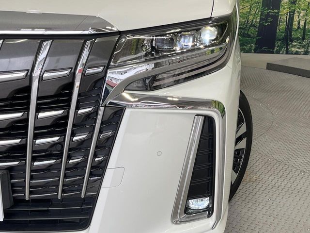 【三眼LEDヘッドライト】スタイリッシュな見た目の三眼LEDヘッドライトを装備♪スタイルだけでなく、夜間の走行も視界良好で安心してお乗りいただけます。