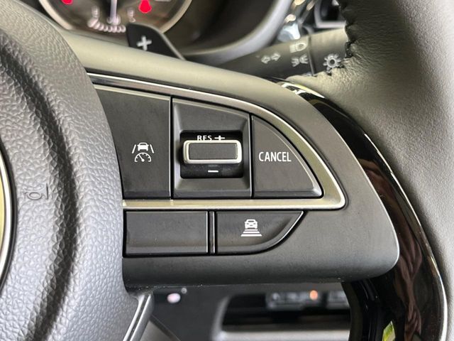 【アダプティブクルーズコントロール】自動で前の車との車間距離を一定に保ち、速度調整しながら走行します。高速道路のドライブで役立つ装備です。