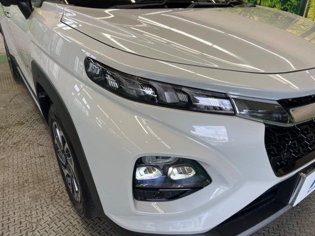【LEDヘッドランプ】長寿命かつ視認性に優れたLEDヘッドライト。明るいLEDは暗い夜道でも安心です。ヘッドライトの劣化を防ぐコーティングの施工も承りますので、担当スタッフにお気軽にお申し付け下さい。