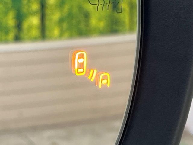【ブラインドスポットモニタ】レーダーにより隣車線の車両を検知。車両を検知した側の表示灯が点灯。車両を検知している側に車線変更をしようとした場合、ブザーと表示で危険をお知らせします。