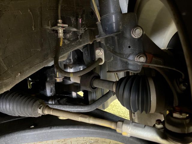 お車を安心してお乗りいただく為には、足回りの定期点検が欠かせません。サービスサポート（有償保証）では無料点検もご提供しており、安心のカーライフをお過ごしいただけるサポート体制が整っています。