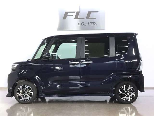 当社の届出済未使用車は、店舗に『新車おろしたて』の状態で入荷いたします。新規届出によりナンバーを取得後、店頭で丁寧に展示・保管をしています。遠方のお客様にも、安心してお勧めできるコンディションです。