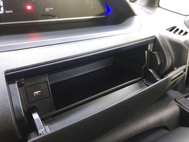 運転席には、収納に便利なインパネアッパーボックスを搭載しています。また、USBソケットも備えています。