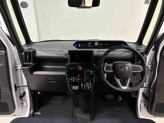 360°UV＆IRカット機能ガラス採用。見易い計器類と運転し易いレイアウトのドライビングポジションは、極細Aピラーの採用で視角も少なく前方＆左右の見切りが良く安心して運転できます。