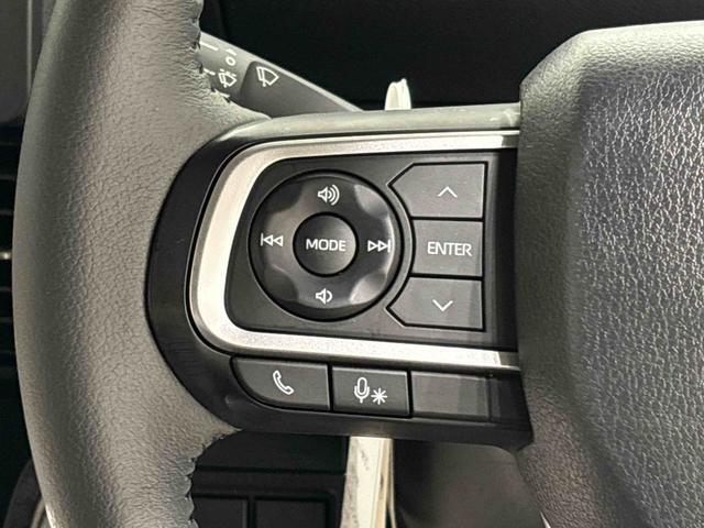 ナビゲーションやオーディオを取り付けた場合に，その操作がハンドルの手元でできるステアリングスイッチが付いてます