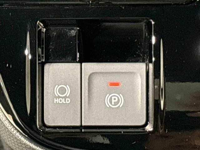 指先だけで簡単に操作が可能な電動パーキングブレーキを採用。「HOLD」スイッチを押すと、渋滞や信号待ちなどでブレーキペダルから足を離しても、ブレーキを保持するので安心です