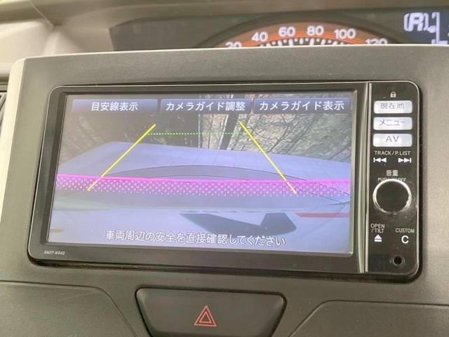 【バックカメラ】駐車時に後方がリアルタイム映像で確認できます。大型商業施設や立体駐車場での駐車時や、夜間のバック時に大活躍！運転スキルに関わらず、今や必須となった装備のひとつです！