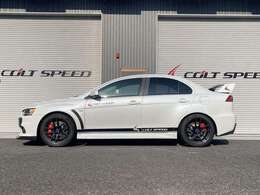 サイドデカールがスポーティーさを際立たせます。