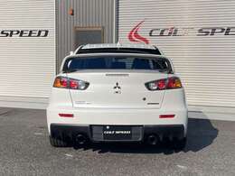 大型リヤスポイラーがエボリューションの証。純正リヤカメラが付いてます。