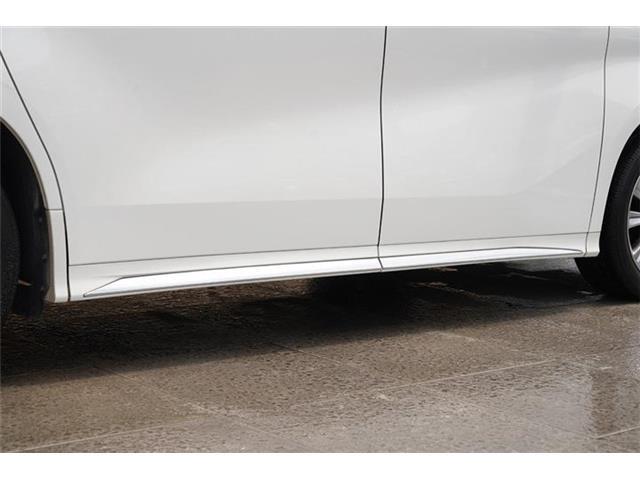 メッキ加飾付サイドシルスポイラー装備☆車輛の側面に装着することで、スタイリッシュな外観とドア下部の保護を兼ね備えたパーツです☆メッキの輝きが高級感を演出し、同時に乗降時のキズん防止にも役立ちます☆