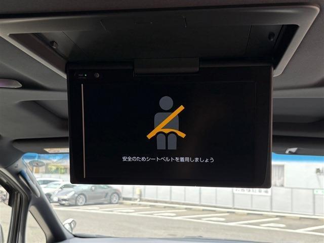 ディーラーオプション12.1インチ後席モニター装備☆後部座席の乗客が快適に過ごせるリアエンターテインメントシステム☆天井に装備されている開閉式モニターで使用しないときは格納しておくことができます☆