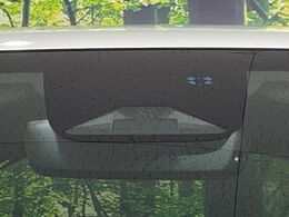 【ホンダセンシング】走行中に前方の車両等を認識し、衝突しそうな時は警報とブレーキで衝突回避と被害軽減をアシスト。より安全にドライブをお楽しみいただけます。