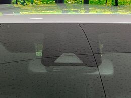 【プリクラッシュセーフティ】前方の車両等を検知し、衝突しそうな時は警報で注意を促し、ブレーキを踏む力をサポート。ブレーキを踏めなかった場合は衝突被害軽減ブレーキが作動、衝突回避をサポートします。