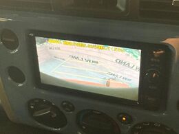 【バックカメラ】駐車時に後方がリアルタイム映像で確認できます。大型商業施設や立体駐車場での駐車時や、夜間のバック時に大活躍！運転スキルに関わらず、今や必須となった装備のひとつです！