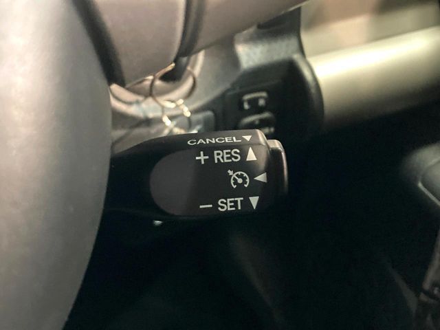 【クルーズコントロール】高速道路もラクラク走行。アクセルを離しても一定速度で走行ができ、長距離運転時の負担を軽減！加速・減速も簡単なスイッチ操作で調整できます。