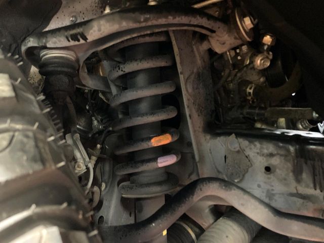 お車を安心してお乗りいただく為には、足回りの定期点検が欠かせません。サービスサポート（有償保証）では無料点検もご提供しており、安心のカーライフをお過ごしいただけるサポート体制が整っています。