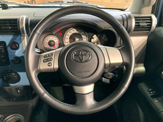 インテリアに合わせたデザインのステアリングは、運転される方のことも考え、運転しやすい形状、大きさです。是非一度、実際に触ってお確かめください。
