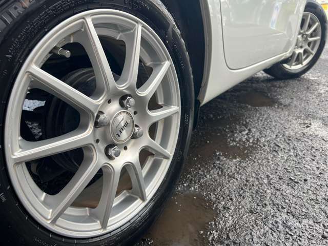 Aftermarket15インチアルミホイールが装備されております♪ダスト汚れやガリ傷なども少なくキレイな状態です♪ボディーは背景が映り込む程艶やかでキレイな状態になっております♪