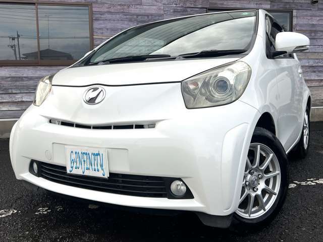 個性的で人気のコンパクトカー トヨタ iQ ♪全長は3mを切る超ショートボディーで運転が楽々です♪車内はスイッチ類が効率的に配置されて使い勝手が◎♪取り回しが良いので初めて車を購入される方にもお勧め♪