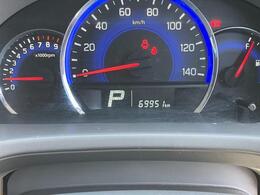 メーターパネル内の液晶ディスプレイはシフトレバー位置や走行距離を表示！