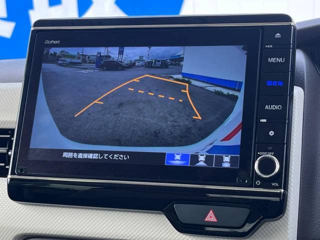 【バックカメラ】駐車時に後方がリアルタイム映像で確認できます。大型商業施設や立体駐車場での駐車時や、夜間のバック時に大活躍！運転スキルに関わらず、今や必須となった装備のひとつです！