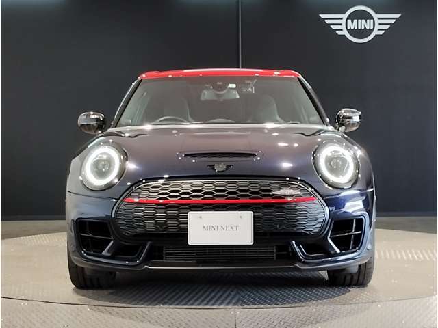 MINIのフロントグリルのデザインはイギリスで生まれた当初から、シルバーのサイドバーが折り重なった伝統的なデザインで御座います。その伝統はBMWのお車になってからでも少しずつ形を変えて守られております