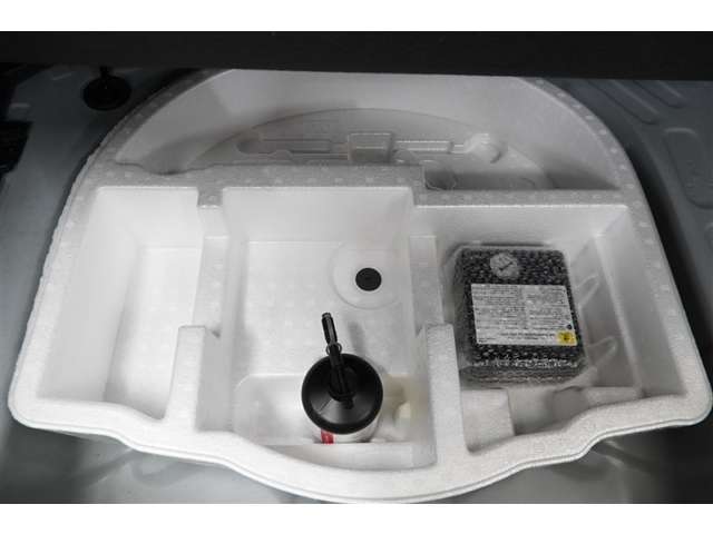 もしもの時のパンク修理キット。空気バルブに薬剤を入れて電動コンプレッサで空気を送り込むだけなので危険な作業や体力が少なくてすみます。ですがあくまで応急処置の為本修理が必要です。