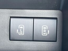 【両側パワースライドドア】スマートキーや運転席のスイッチで後席両側スライドドアの開閉が可能♪電動だから力を入れてドアを開ける必要が無く、小さなお子様でも簡単に開け閉めでき快適です♪