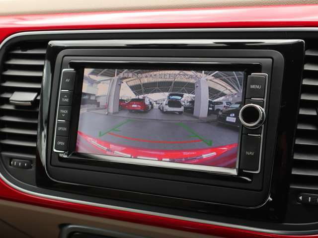 リヤビューカメラ：車両後方をモニターに映しだし、画面にはガイドラインが表示され車庫入れや縦列駐車を容易にします。