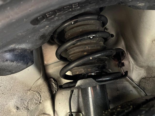 お車を安心してお乗りいただく為には、足回りの定期点検が欠かせません。サービスサポート（有償保証）では無料点検もご提供しており、安心のカーライフをお過ごしいただけるサポート体制が整っています。