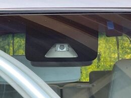 【スマートアシスト】走行中に前方の車両等を認識し、衝突しそうな時は警報とブレーキで衝突回避と被害軽減をアシスト。より安全にドライブをお楽しみいただけます。