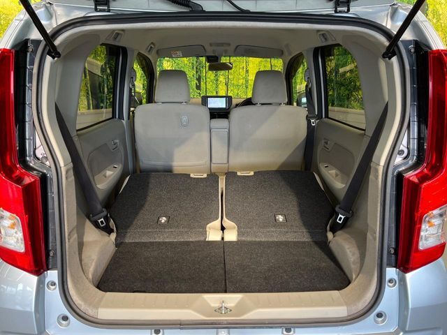 普段のお買い物や通勤、送迎等に十分な荷室スペースを確保しております。セカンドシートを倒すと、大きな荷物の積載も可能です♪