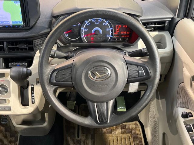 インテリアに合わせたデザインのステアリングは、運転される方のことも考え、運転しやすい形状、大きさです。是非一度、実際に触ってお確かめください。