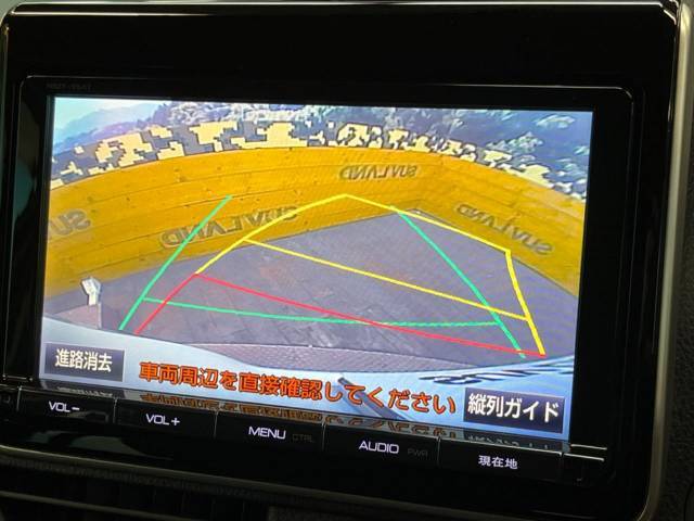 【バックカメラ】駐車時に後方がリアルタイム映像で確認できます。大型商業施設や立体駐車場での駐車時や、夜間のバック時に大活躍！運転スキルに関わらず、今や必須となった装備のひとつです！