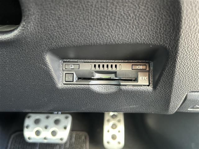 【ETC】有料道路を利用する際に料金所で停止することなく通過できる、ETC車載器（ノンストップ自動料金収受システム機器）が装備されています。セットアップを行うことで利用可能になります。