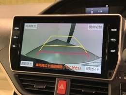 リバースギアに入れるだけで後方の表示へ切り替わります。夜間や雨の日の駐車も楽になりますよ。