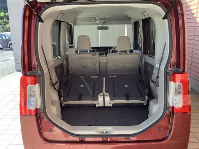 リヤシ-トを格納すると、広大な荷室が便利に使えます。