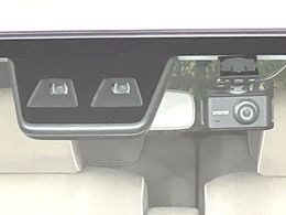 【スマートアシスト】走行中に前方の車両等を認識し、衝突しそうな時は警報とブレーキで衝突回避と被害軽減をアシスト。より安全にドライブをお楽しみいただけます。