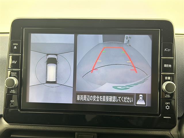 【アラウンドビューモニター】まるでクルマを真上から見下ろしたかのような視点で駐車をサポートします！クルマの斜め後ろや真横など、前後左右の4つのカメラの映像が合成されて、モニターに映し出されます。