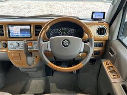 【ステアリング】軽い力で扱いやすいハンドルです。目立つ傷やスレなどなく綺麗な状態です！除菌プランいれていただくとさらに快適に！清潔なお車はお子様にも安心ですね！