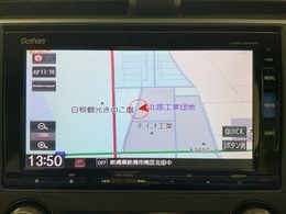 ダッシュボードに自然に溶け込むようにデザインされた純正メモリーナビゲーション。